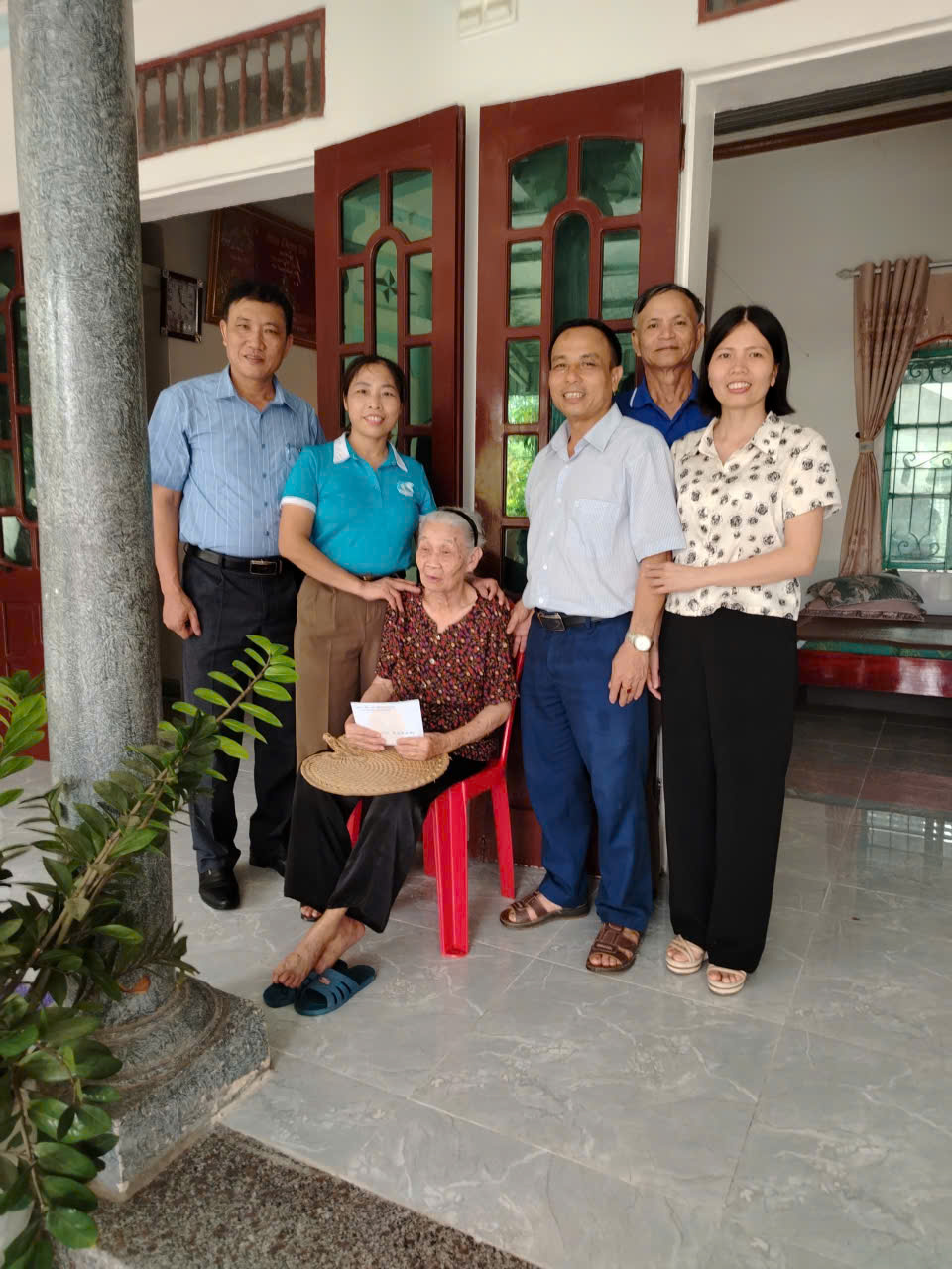Thăm và tặng quà các gia đình chính sách trên địa bàn xã Xuân Lập
