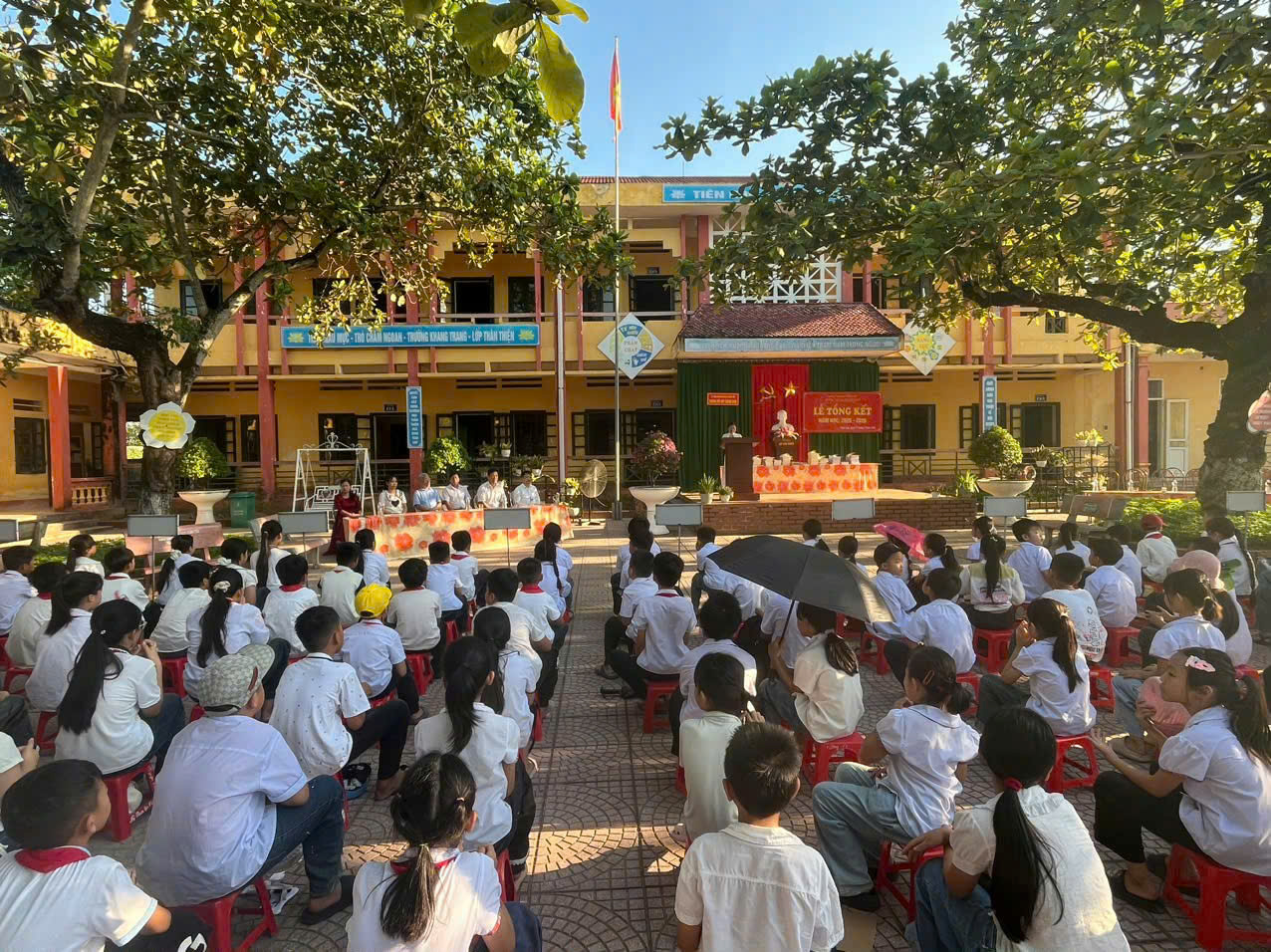Các đồng chí lãnh đạo xã Xuân Lập dự Lễ tổng kết năm học 2025 - 2026 tại các Trường học trên địa bàn xã