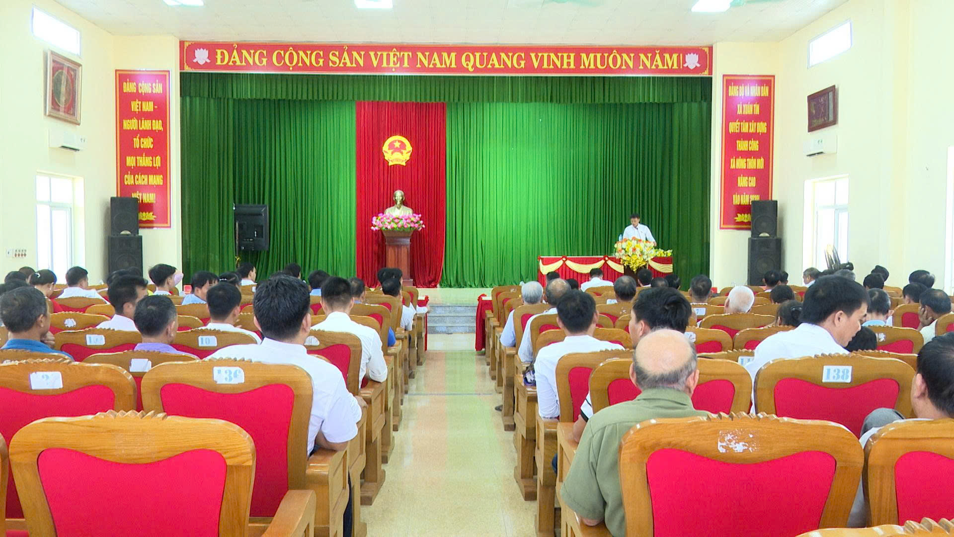 Ban Thường vụ Đảng ủy xã Xuân Tín làm việc với các chi bộ thuộc diện sắp xếp thôn.