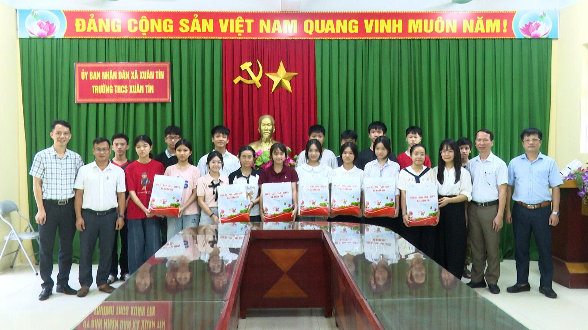 Anh-tin-bai