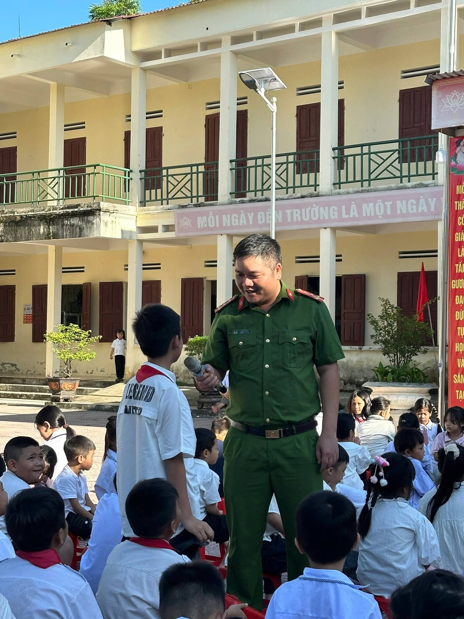 Công an xã Xuân Tín tăng cường tuyên truyền pháp luật, trang bị kỹ năng phòng ngừa cho học sinh