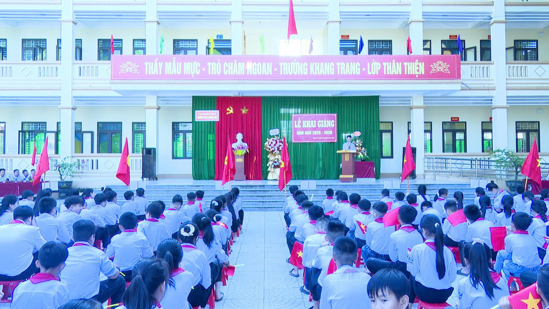 Hơn 3400 học sinh xã Xuân Tín tham dự lễ khai giảng, hân hoan chào đón năm học mới