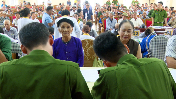 TỔ CHỨC ĐIỂM THU NHẬN MẪU AND CHO THÂN NHÂN LIỆT SĨ TẠI XÃ XUÂN TÍN 