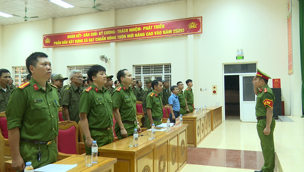 CÔNG AN XÃ XUÂN TÍN TỔ CHỨC LỄ RA QUÂN TỔNG KIỂM TRA, KIỂM SOÁT HÀNH CHÍNH BAN ĐÊM VỀ PHÒNG NGỪA, TRẤN ÁP TỘI PHẠM TRÊN ĐỊA BÀN XÃ