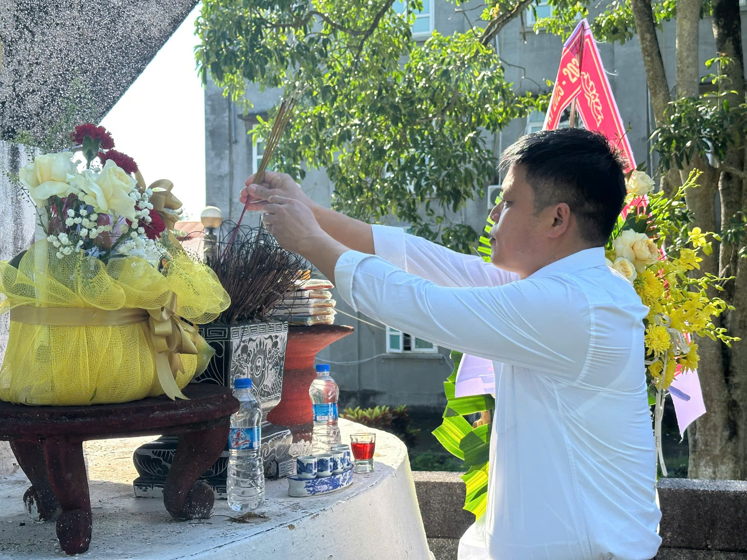 MTTQ xã Xuân Tín dâng hương và báo công tại các nghĩa trang và Đài tưởng niệm liệt sĩ trước thềm Đại hội Đại biểu MTTQ xã lần thứ I, nhiệm kỳ 2025 – 2030