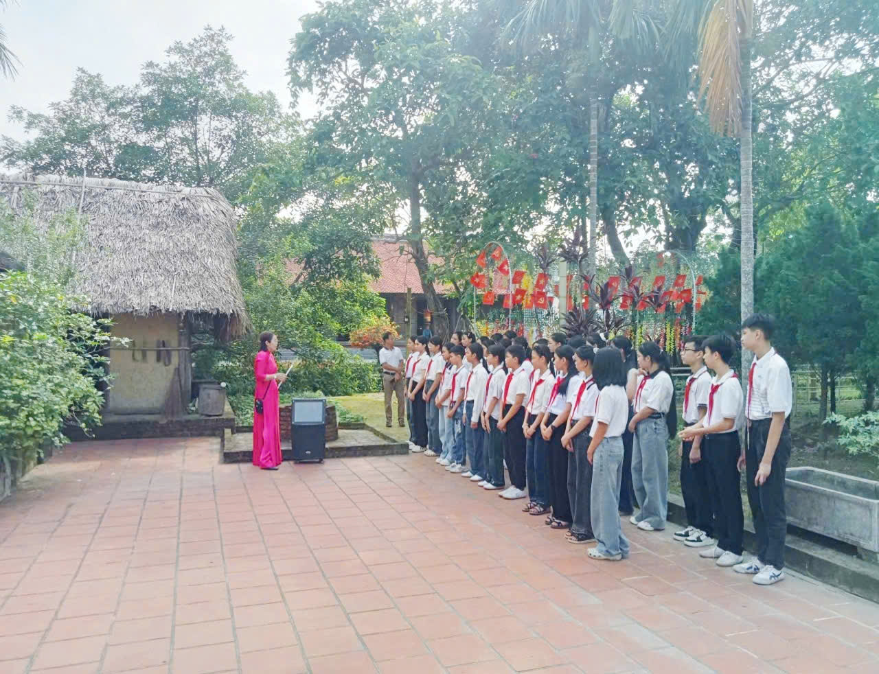 Liên đội trường THCS Thuận Minh: Thăm quan khu di tích lịch sử cách mạng Yên Trường, xã Thọ Lập