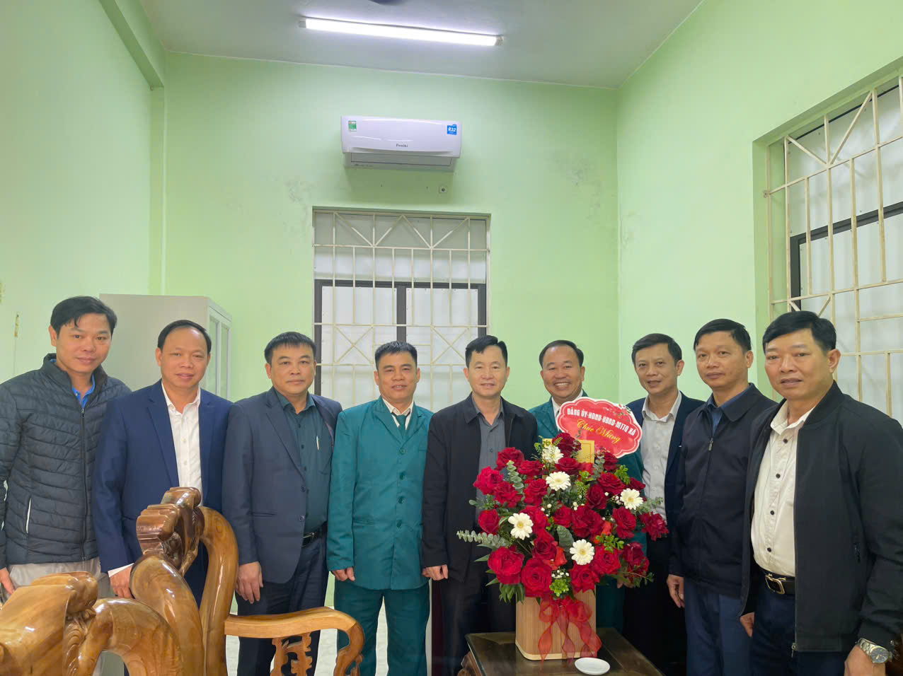 LÃNH ĐẠO XÃ THỌ LẬP CHÚC MỪNG BAN CHỈ HUY QUÂN SỰ XÃ NHÂN NGÀY TRUYỀN THỐNG QUÂN ĐỘI NHÂN DÂN VIỆT NAM