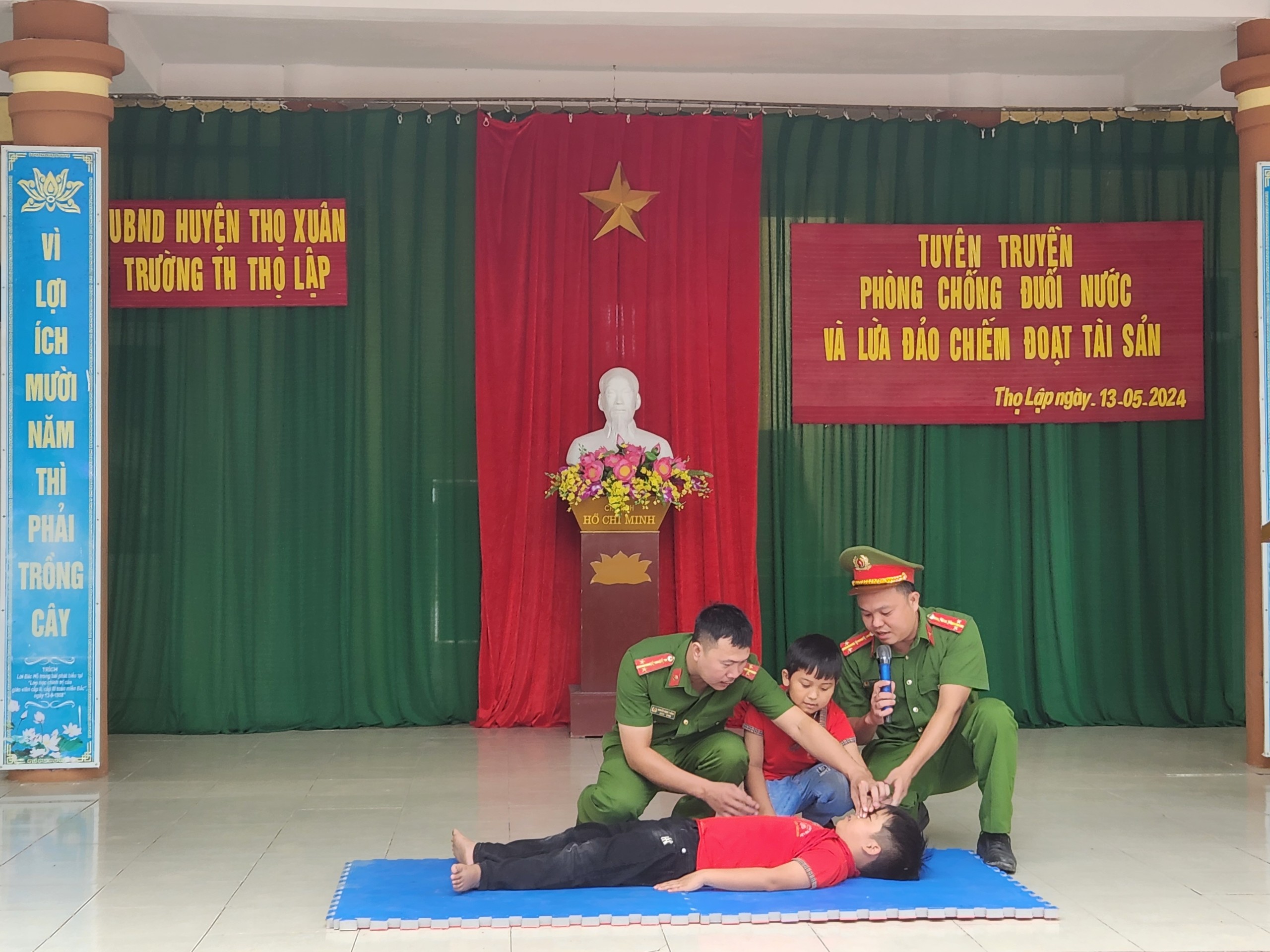 BAN CÔNG AN XÃ PHỐI HỢP CÙNG ĐTN TUYÊN TRUYỀN PHÒNG CHỐNG ĐUỐI NƯỚc,LỪA ĐẢO TÀI SẢN
