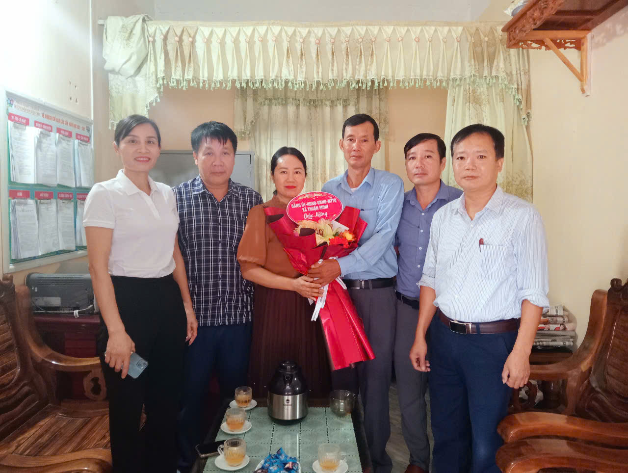 Lãnh đạo xã Thuận Minh thăm hỏi, chúc mừng ngày nhà giáo Việt Nam 20/11