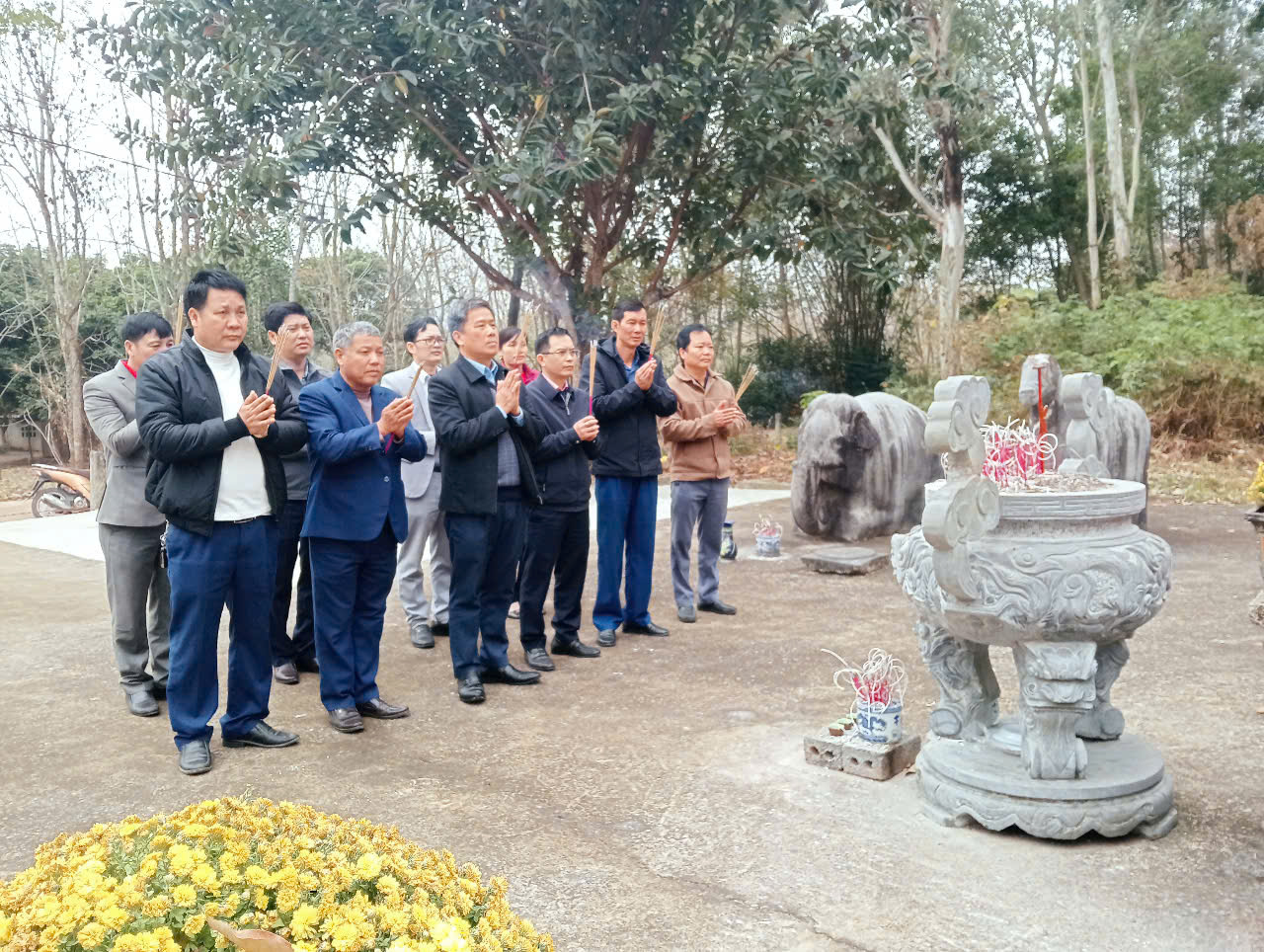 Các đồng chí lãnh đạo huyện, Lãnh đạo xã Thuận Minh dâng hương, dâng hoa Kinh đô Vạn Lại; Đền Phủ Día