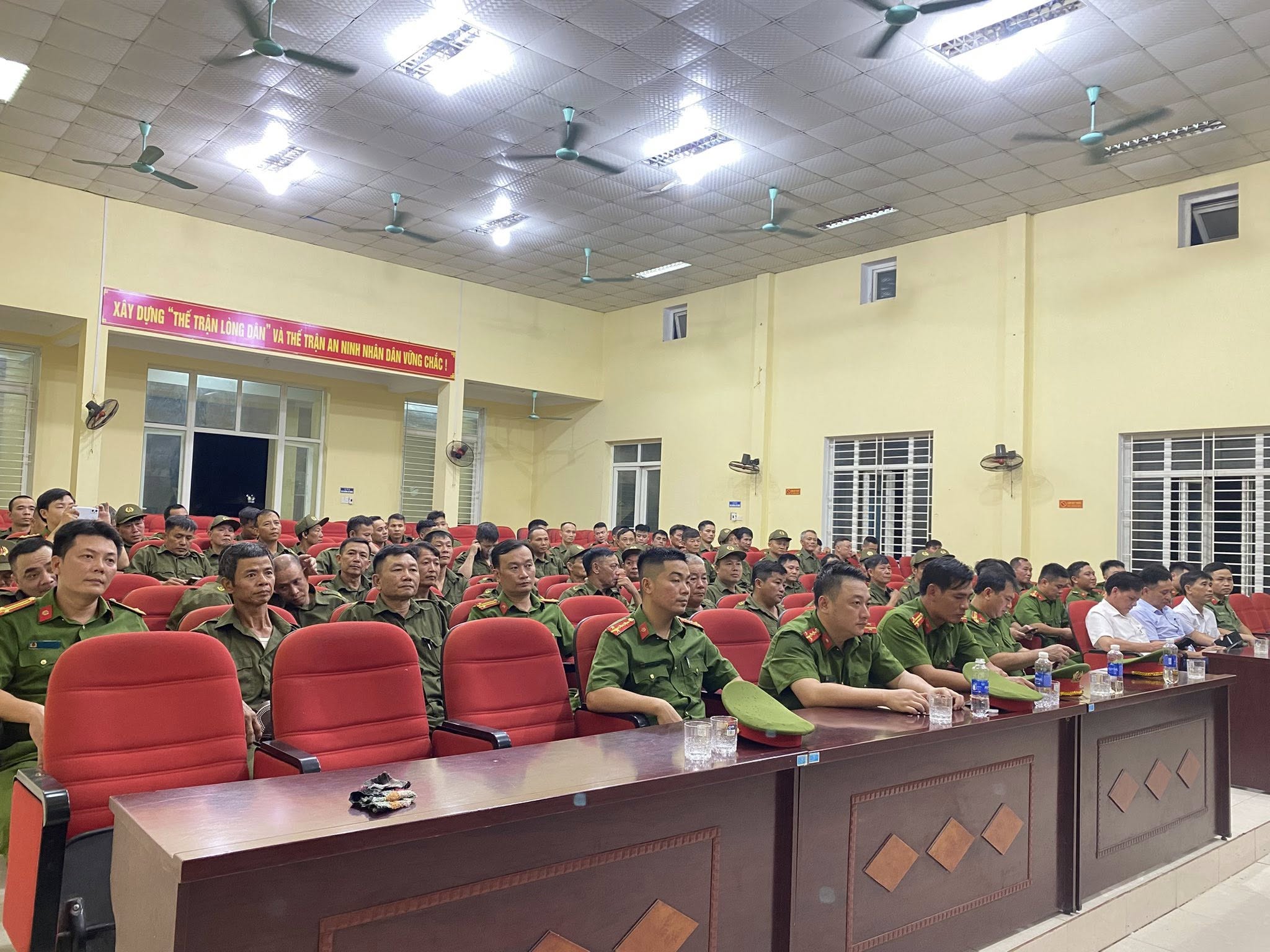 CÔNG AN XÃ LAM SƠN: LỄ RA QUÂN THỰC HIỆN CAO ĐIỂM TỔNG KIỂM TRA, KIỂM SOÁT HÀNH CHÍNH BAN ĐÊM, PHÒNG NGỪA , TRẤN ÁP TỘI PHẠM 