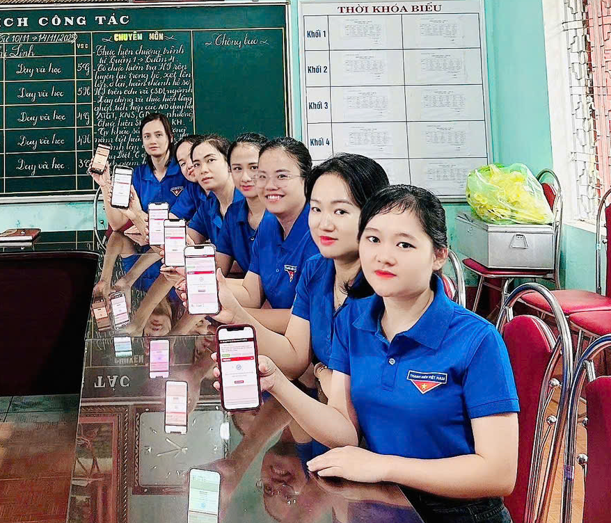 Tuổi trẻ xã Lam Sơn trong công cuộc chuyển đổi số: cài đặt Sổ tay Đảng viên điện tử và góp ý vào Dự thảo Văn kiện Đại hội XIV của Đảng