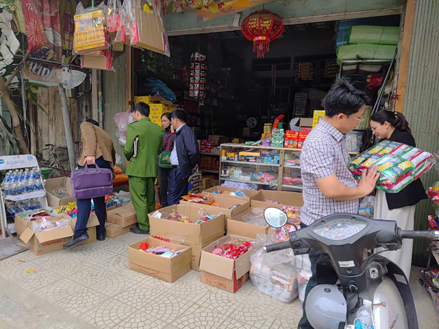 Đoàn kiểm tra ATTP xã Lam Sơn tăng cường kiểm tra các cơ sở sản xuất, kinh doanh thực phẩm dịp Tết Nguyên đán