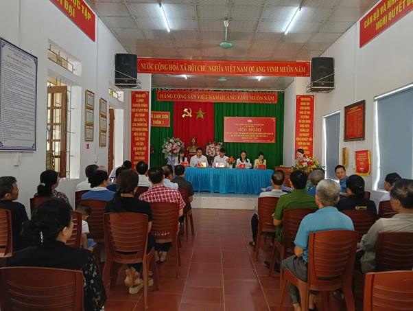 Đồng chí Nguyễn Ngọc Thức Bí thư Đảng ủy xã và các ứng cử viên đại biểu HĐND xã tiếp xúc cử tri đơn vị bầu cử số 2