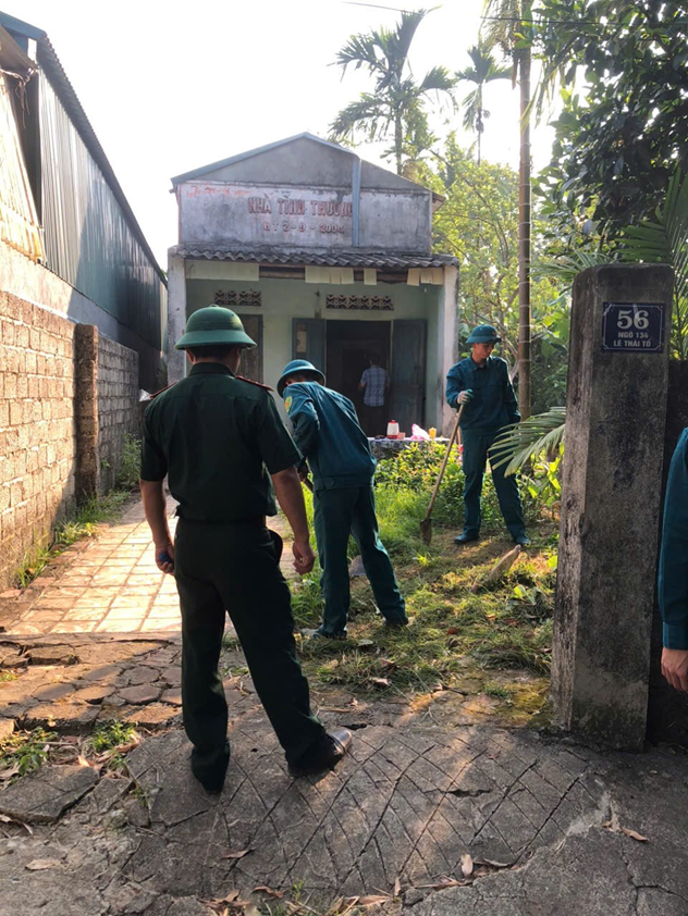 Hỗ trợ ngày công giúp gia đình ông Bùi Văn Tấn xây dựng nhà ở: Việc làm ý nghĩa của Ban CHQS xã và Hội Nạn nhân chất độc da cam/Dioxin xã Lam Sơn