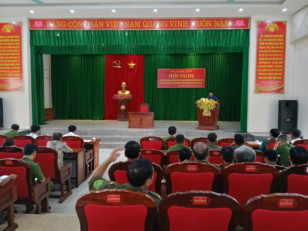 Hội nghị tổ chức đợt ra quân cao điểm đảm bảo trật tự công cộng, trật tự hành lang an toàn giao thông trên các tuyến trục chính, các tuyến đường liên thôn trên địa bàn xã Lam Sơn năm 2025