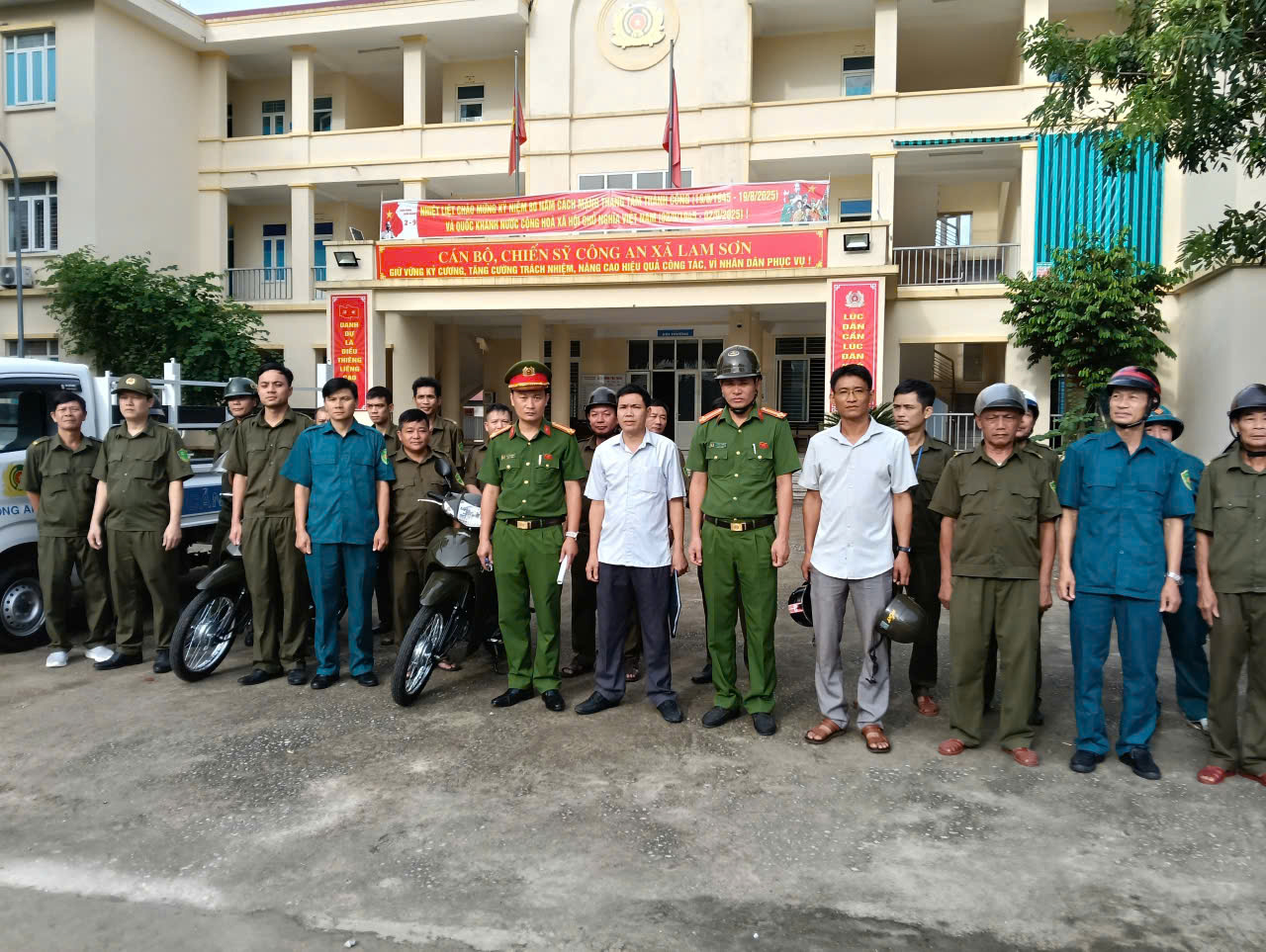 Ban An toàn giao thông xã Lam Sơn tổ chức đợt ra quân cao điểm đảm bảo trật tự công cộng, trật tự hành lang ATGT trên các tuyến trục chính, các tuyến đường liên thôn trên địa bàn xã năm 2025