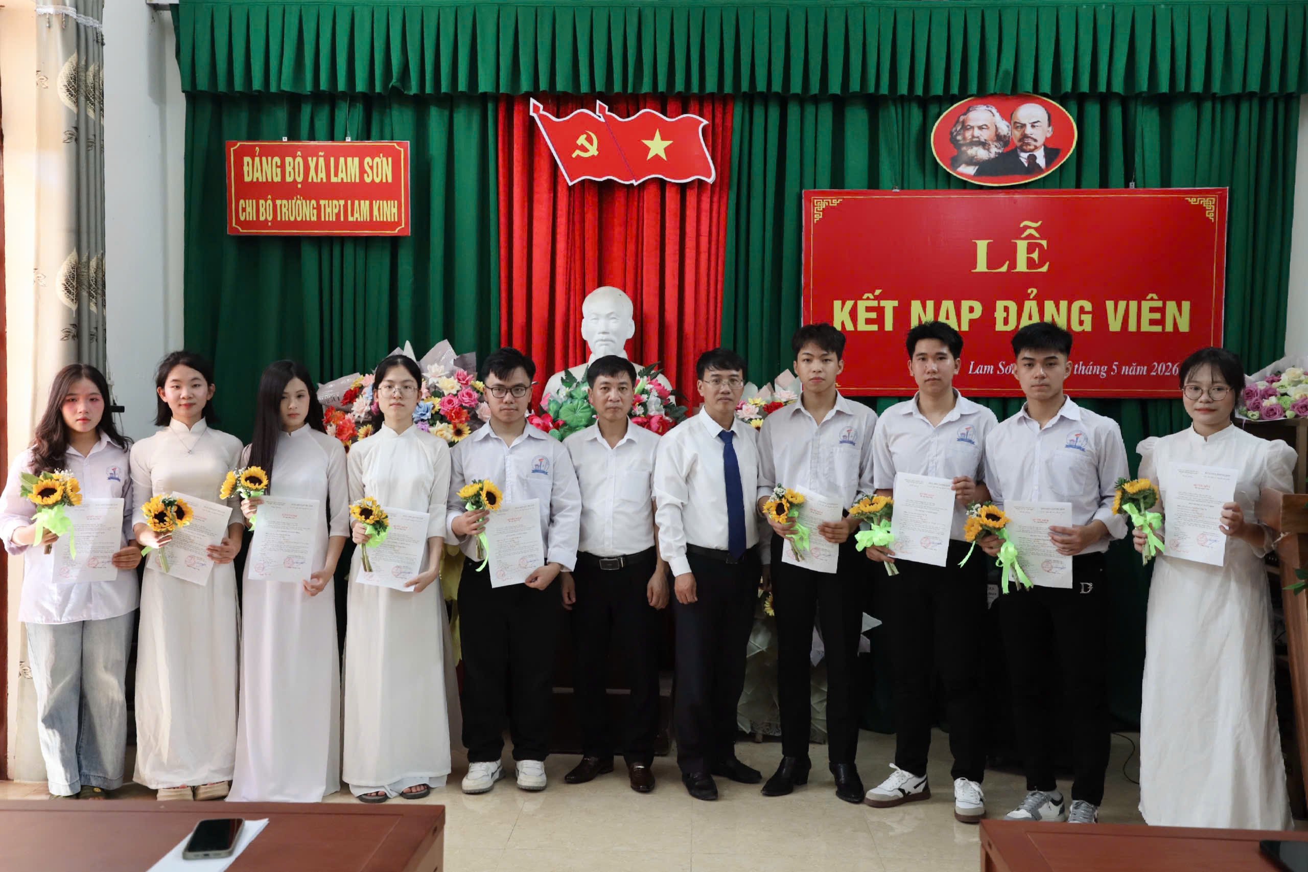 Lễ kết nạp đảng viên tại Chi bộ Trường THPT Thọ Xuân 5 và Trường THPT Lam Kinh