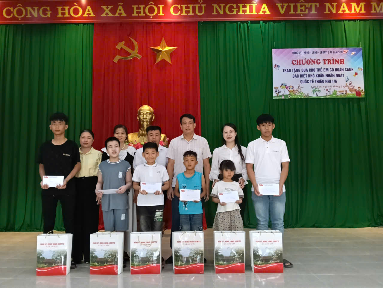 Xã Lam Sơn tặng quà cho trẻ em có hoàn cảnh đặc biệt khó khăn nhân Ngày Quốc tế thiếu nhi 1/6