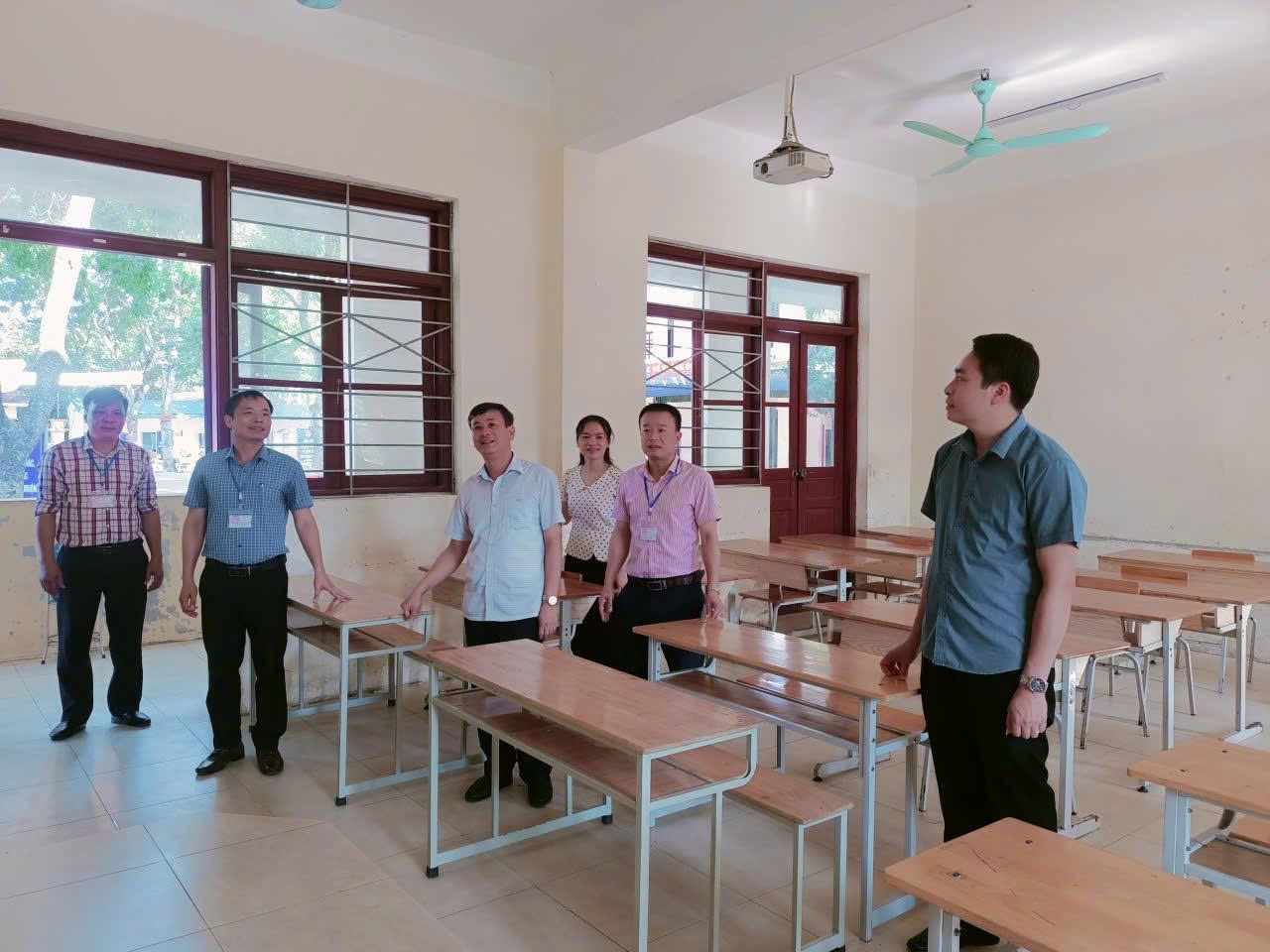 Đồng chí Nguyễn Ngọc Thức, Bí thư Đảng ủy, Chủ tịch HĐND xã kiểm tra công tác chuẩn bị cho kỳ thi tuyển sinh vào lớp 10 THPT năm học 2026 - 2027