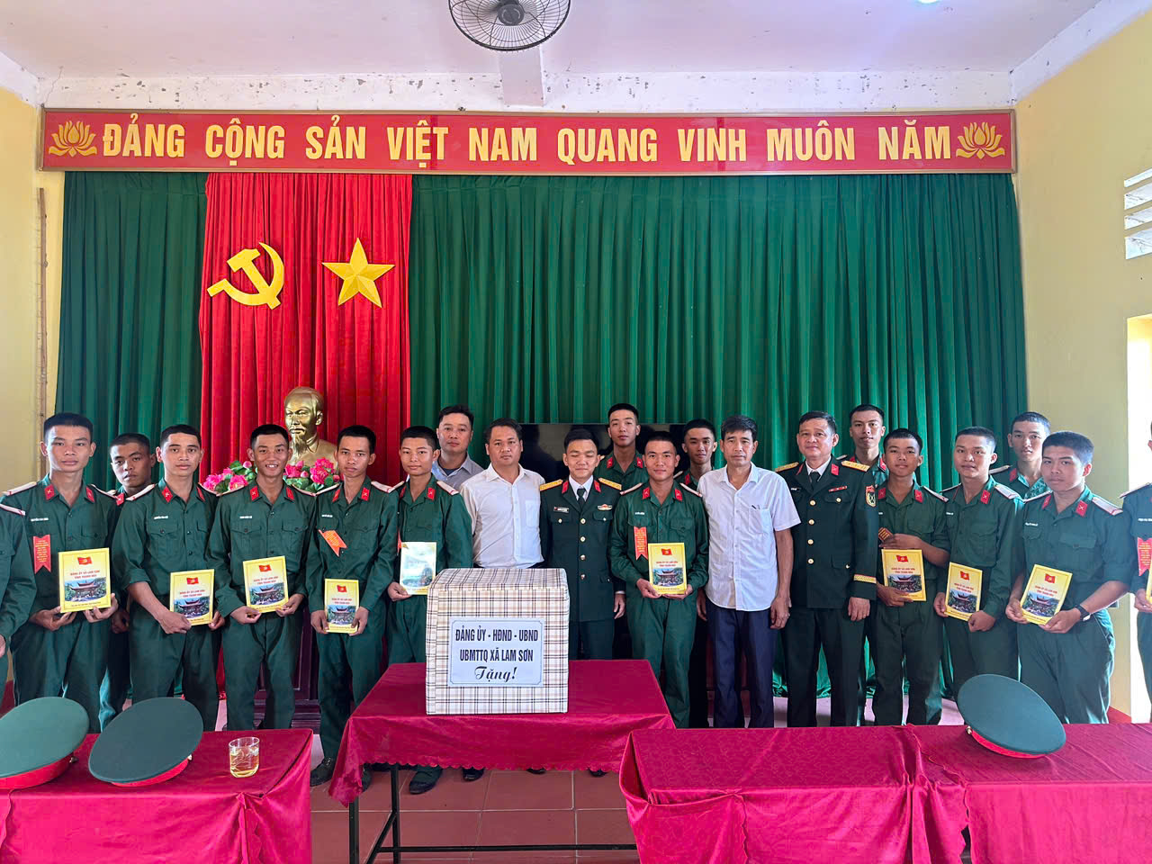Xã Lam Sơn thăm, động viên chiến sĩ mới tại Trung đoàn 335, Sư đoàn 324