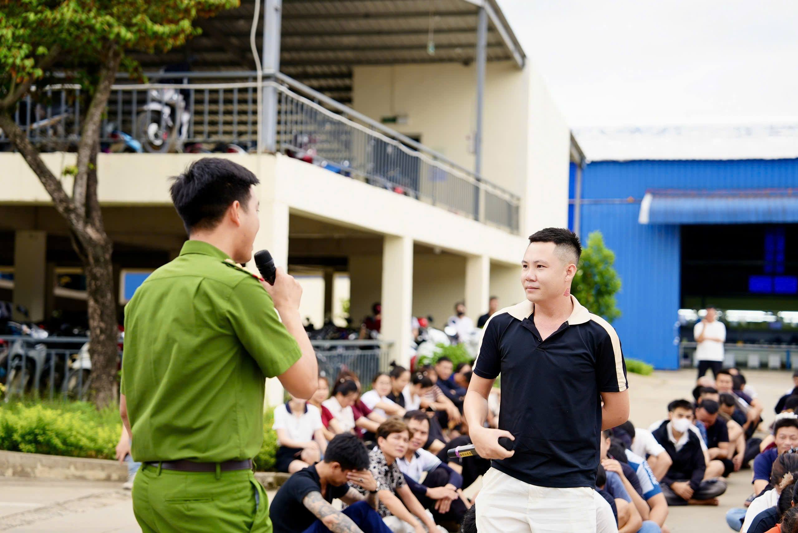 Tuyên truyền, phổ biến pháp luật về an ninh, trật tự cho cán bộ quản lý và công nhân Công ty TNHH Giày Longyi Việt Nam