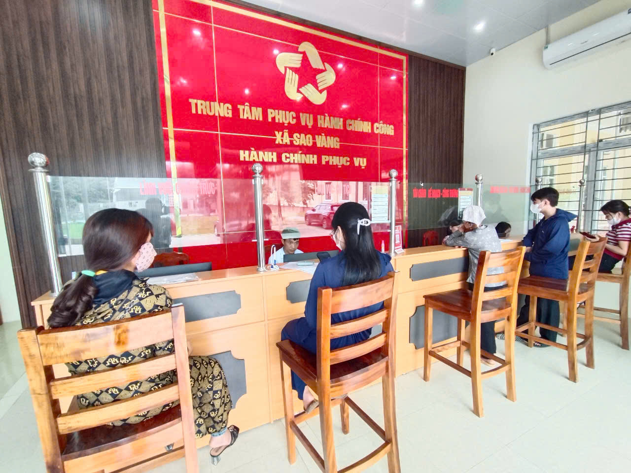 C:\Users\Administrator\Desktop\Ảnh xã SV\Trung tâm PV hành chính công xã\z6765671994138_f80fc6e3af56ed6e21b124ca9bb64471.jpg