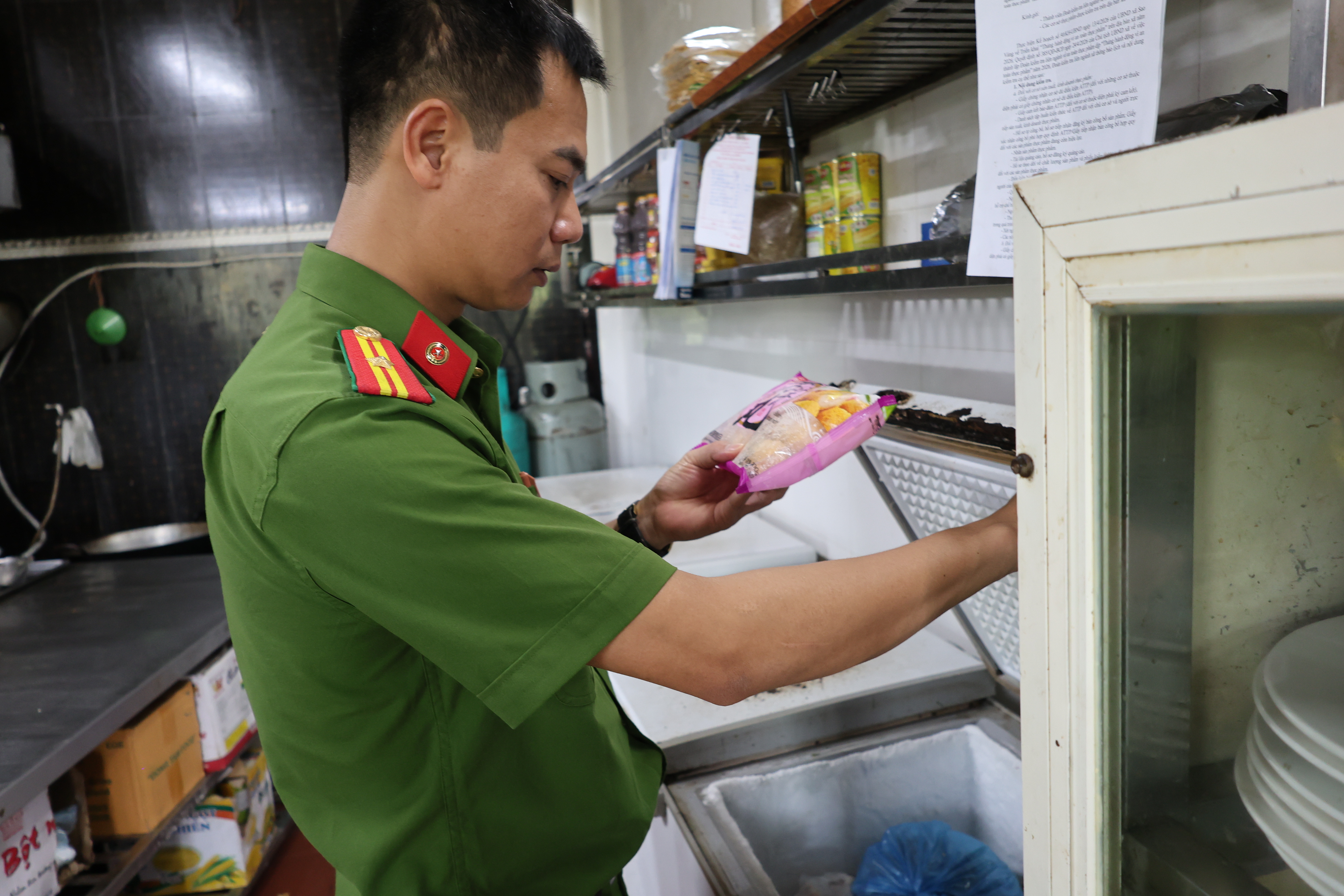 Kiểm tra liên ngành về An toàn thực phẩm nhân dịp “Tháng hành động vì an toàn thực phẩm” trên địa bàn xã.