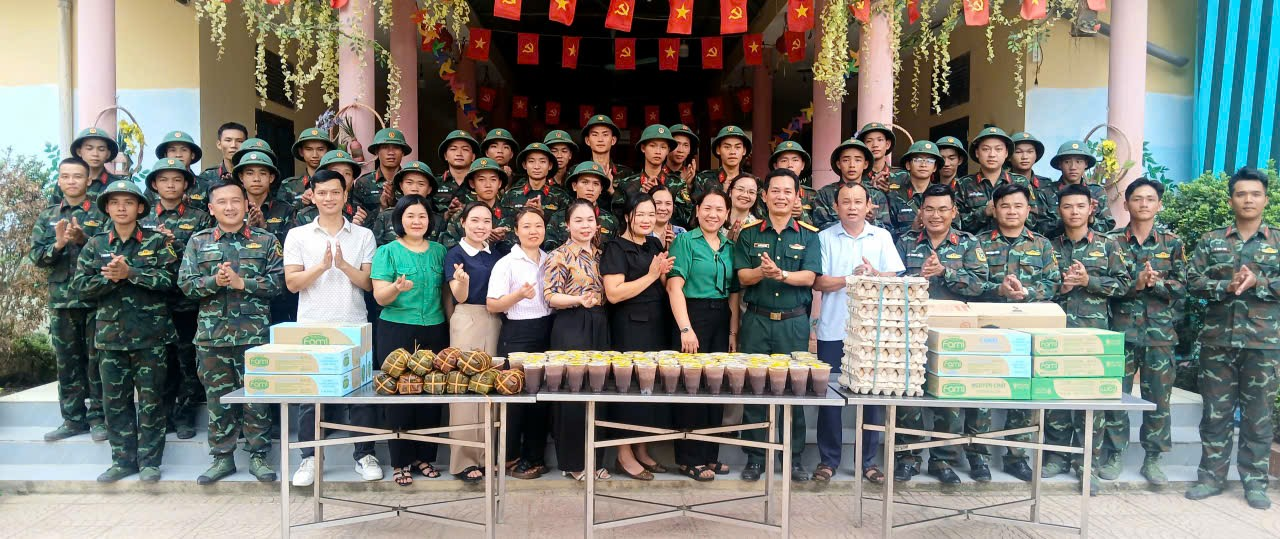 Cán bộ, công chức, viên chức, người lao động khối các cơ quan Đảng ủy, HĐND, UBND, UBMTTQ xã Sao Vàng thăm hỏi cán bộ, chiến sĩ Trung đoàn 3 làm công tác dân vận trên địa bàn.