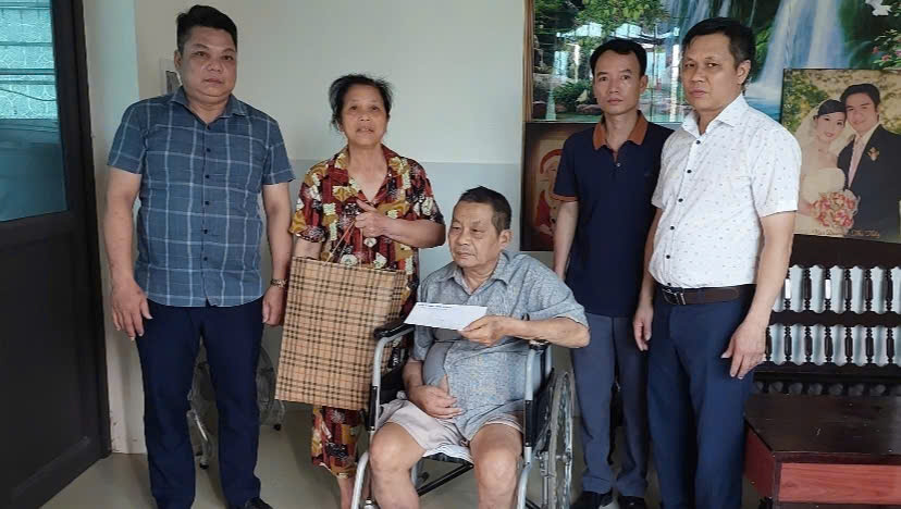 Xã Sao Vàng thăm, tặng quà người khuyết tật có hoàn cảnh đặc biệt khó khăn