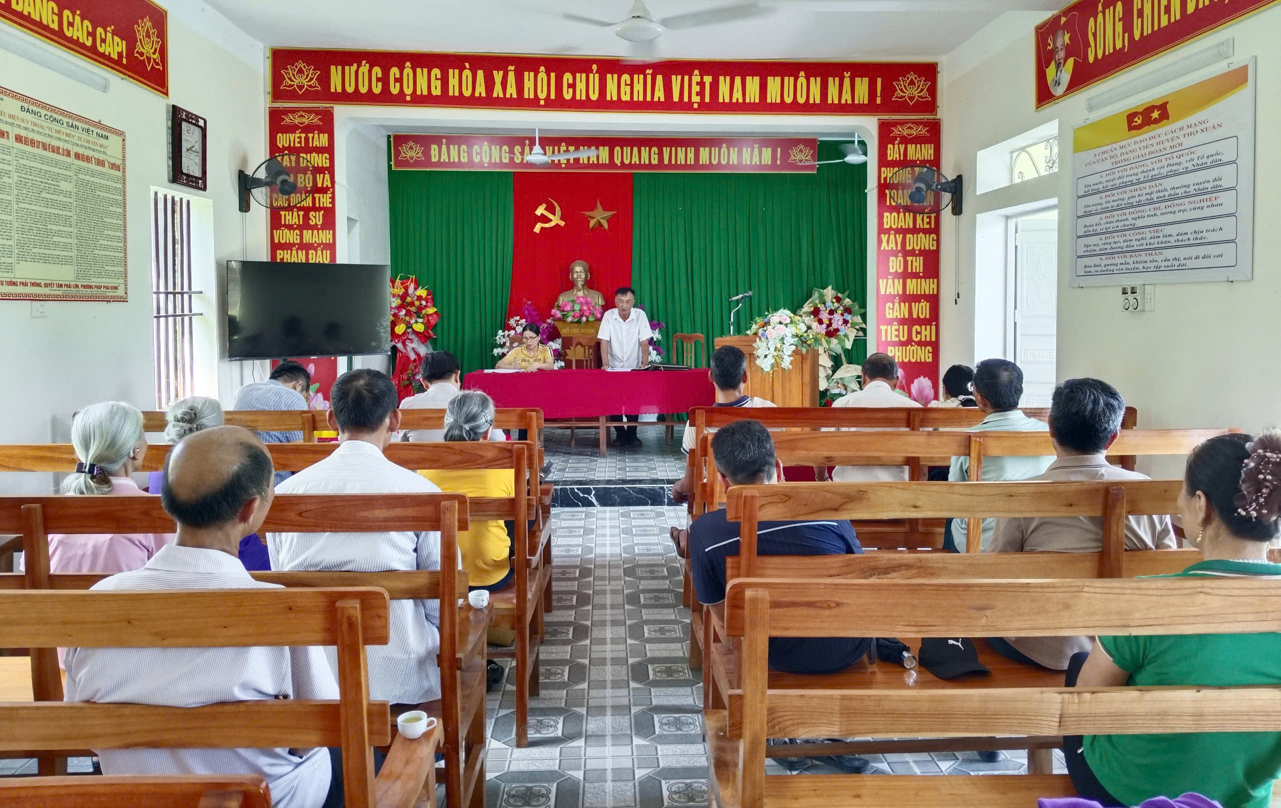 Đồng chí Bí thư Đảng ủy, Chủ tịch HĐND xã Sao Vàng Hoàng Văn Đồng dự sinh hoạt chi bộ thôn 10