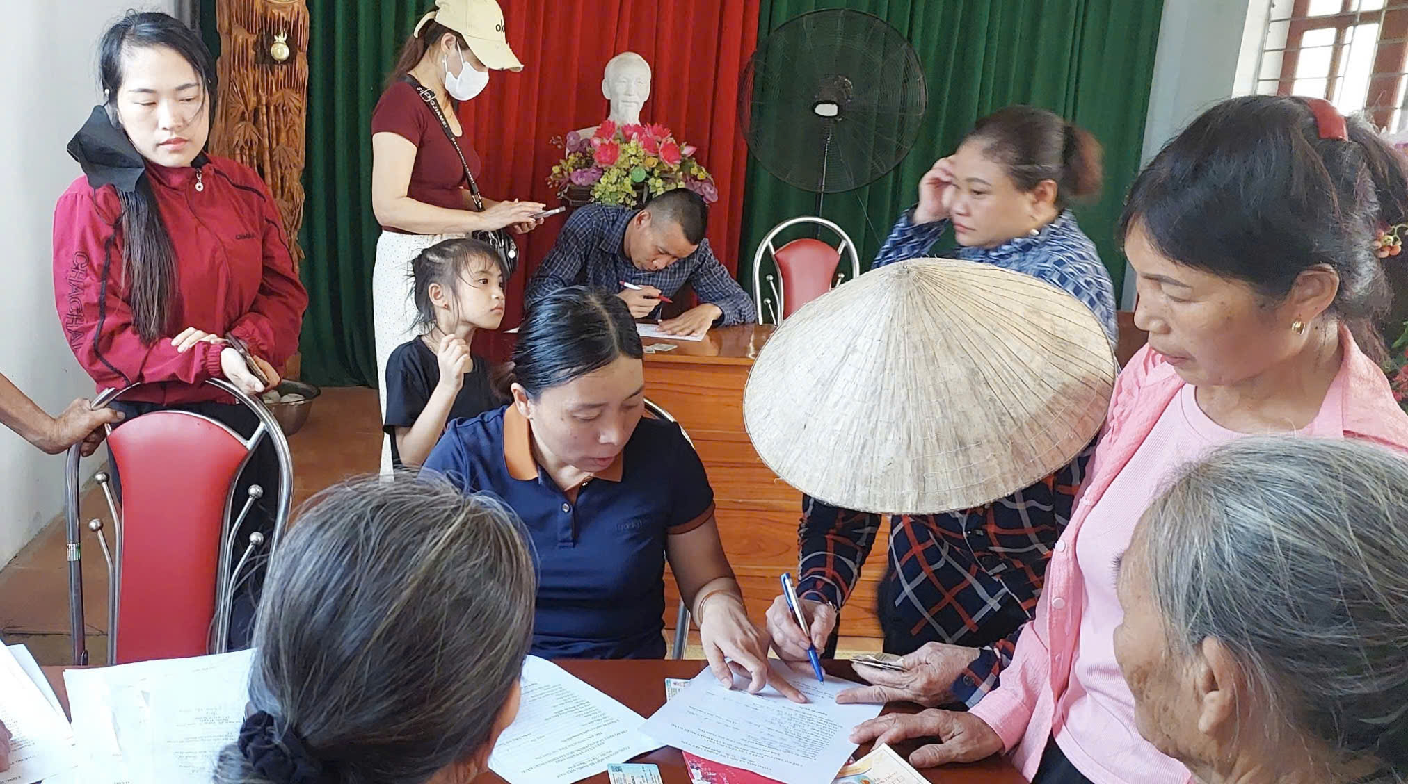 Xã Sao Vàng: Triển khai thực hiện chi trả trợ cấp không dùng tiền mặt cho đối tượng bảo trợ xã hội, trợ cấp hưu trí xã hội, người có công với cách mạng và người hưởng lương hưu, trợ cấp BHXH trên địa bàn