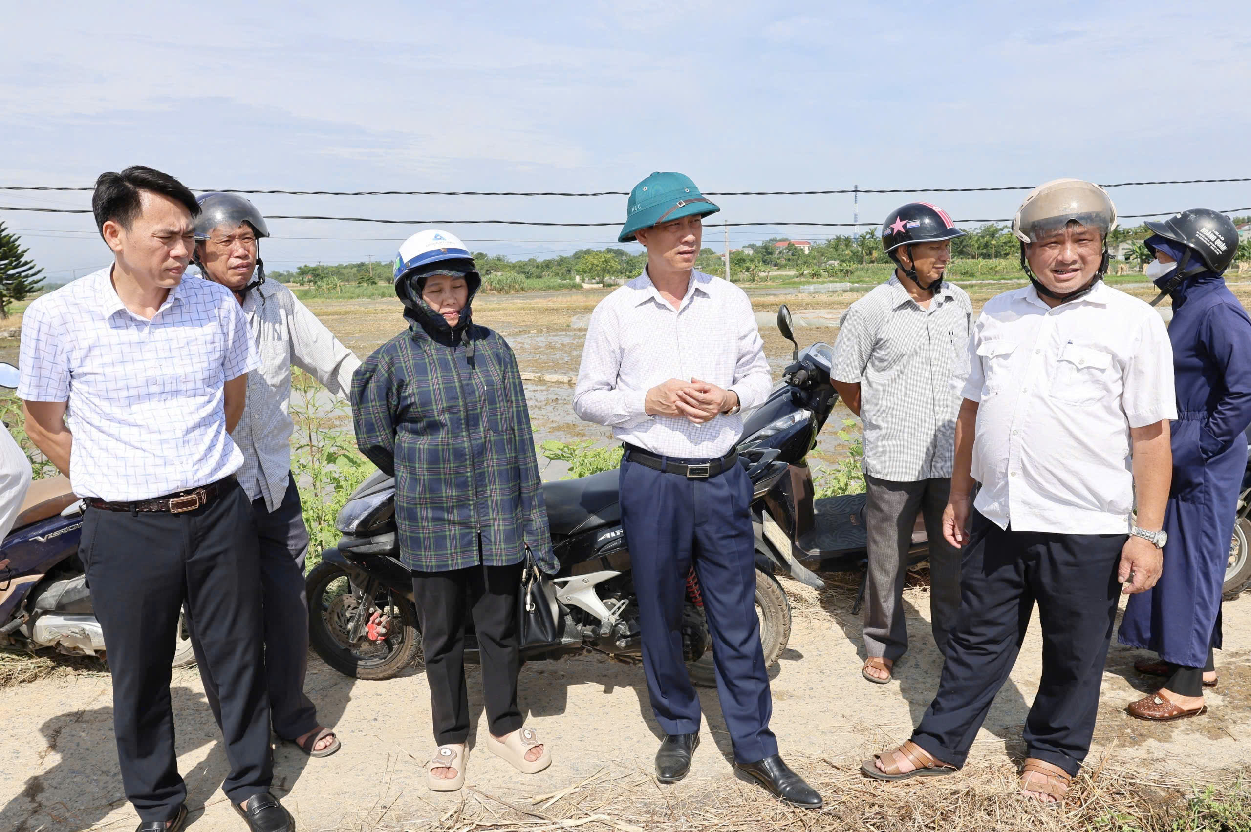 Đồng chí Bí thư Đảng ủy, Chủ tịch HĐND xã Sao Vàng thăm, kiểm tra tình hình sản xuất vụ Thu Mùa năm 2026 tại một số khu vực trên địa bàn