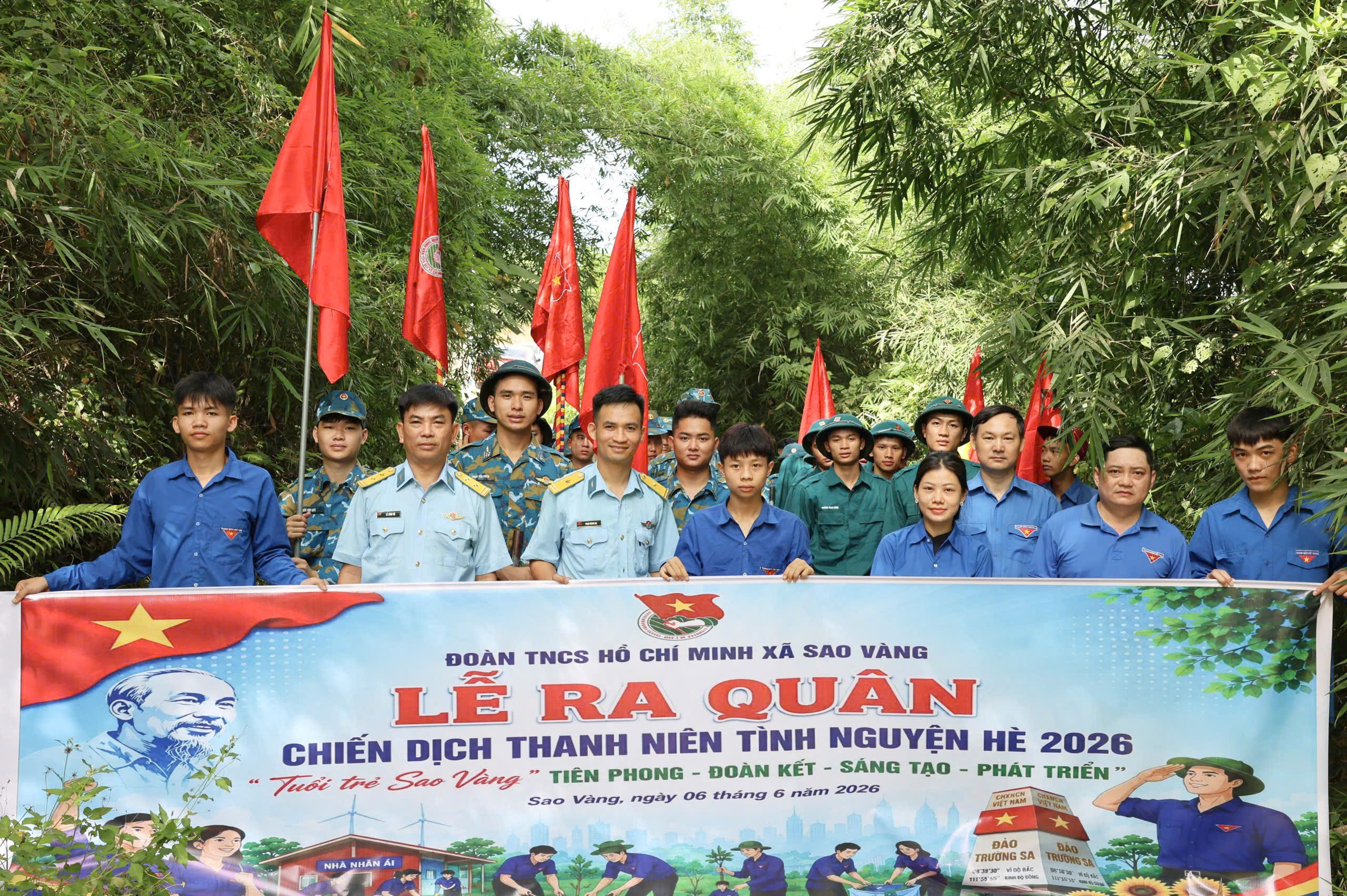 Hàng trăm ĐVTN xã Sao Vàng và Đoàn cơ sở Trung đoàn Không quân 923 tham gia nạo vét kênh mương Đồng Luồng