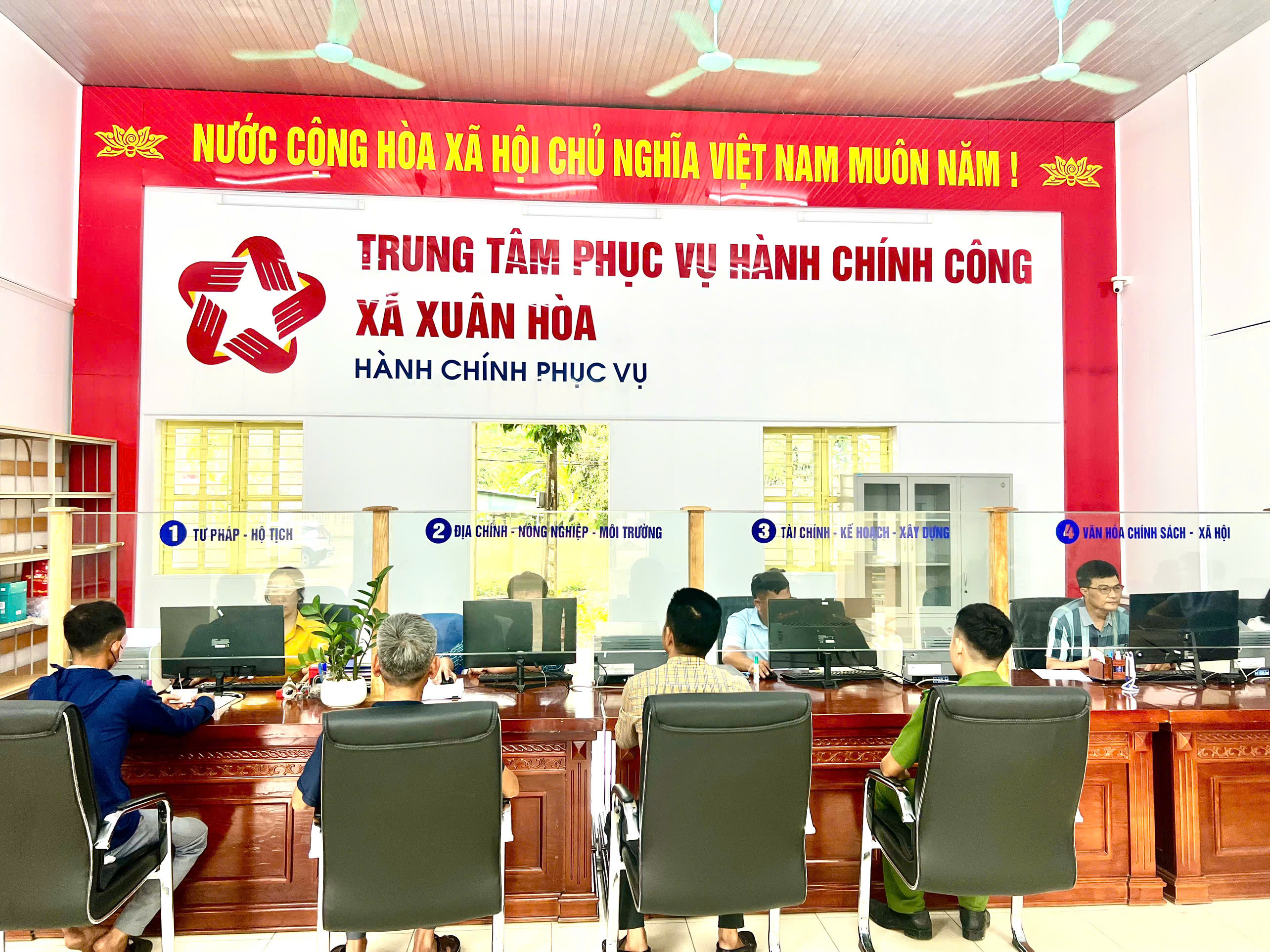 TRUNG TÂM PHỤC VỤ HÀNH CHÍNH CÔNG XÃ XUÂN HOÀ: GIẢI QUYẾT THỦ TỤC HÀNH CHÍNH, MINH BẠCH, NHANH GỌN, CHÍNH XÁC