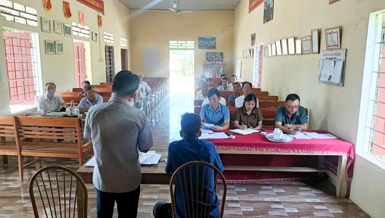 Đồng chí Nguyễn Văn Thanh, Uỷ viên Ban Thường vụ, Chỉ huy trưởng BCH Quân sự xã dự sinh hoạt chi bộ thôn 2 xã Xuân Hoà.