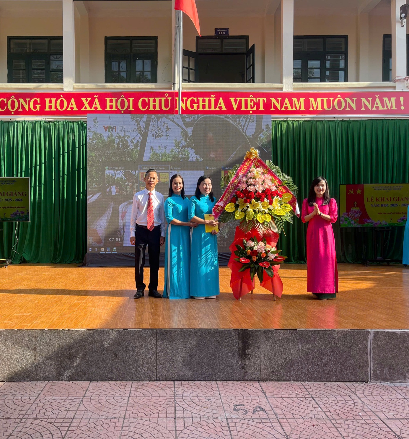 D:\SƠN XUÂN HÒA\Sơn TT CUDVC\ảnh tuyên truyền\gen-h-z6978273245745_933516eb181ec53b6302eb063fe5b339.jpg