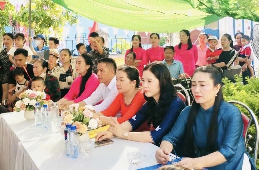 Đồng chí Lê Thị Bảy, Uỷ viên BTV, Phó chủ tịch HĐND xã Xuân Hoà dự Lễ khai giảng năm học 2025-2026 tại trường Mầm non Thọ Hải