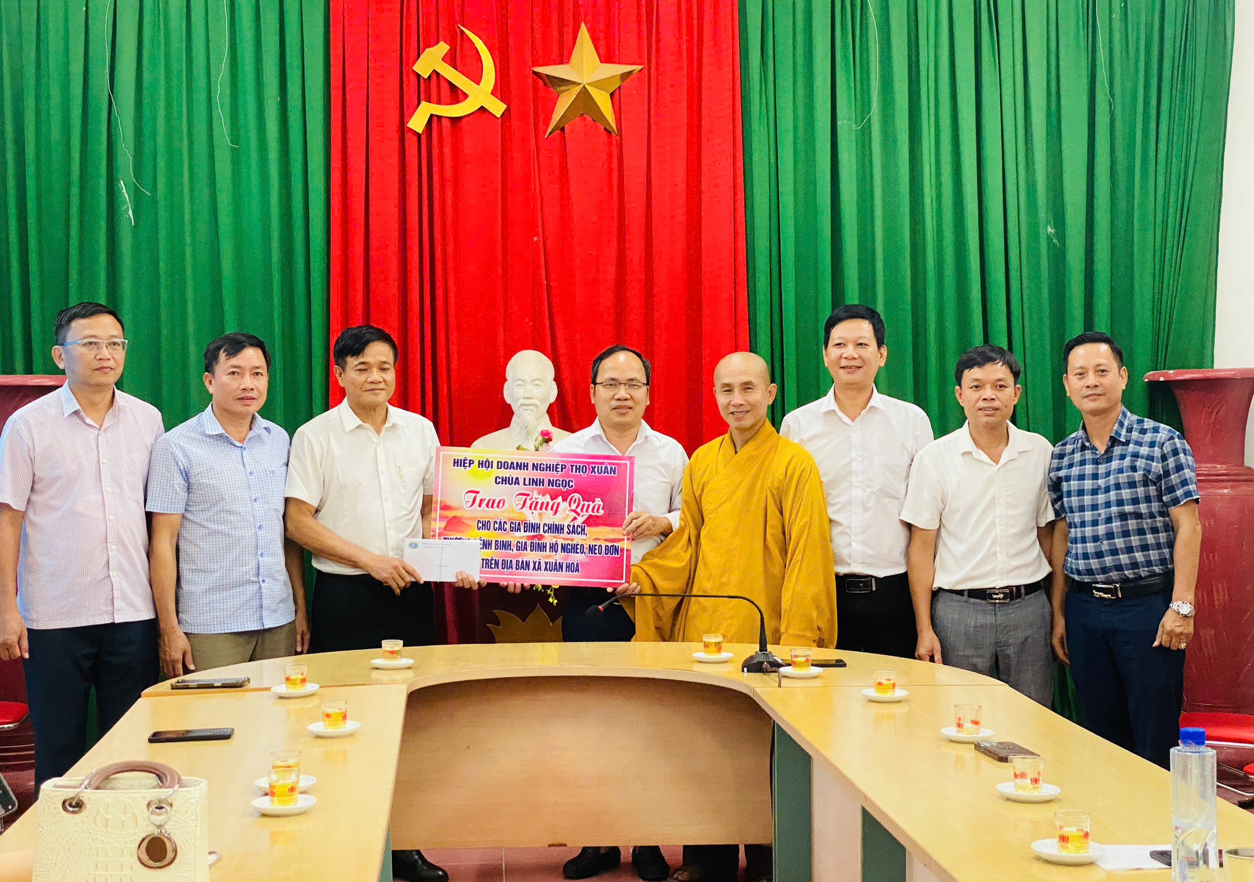 Xã Xuân Hòa: Chùa Linh Ngọc phối hợp với Hiệp hội doanh nghiệp Thọ Xuân tặng quà cho các gia đình chính sách,thương bệnh binh,hộ khó khăn trên địa bàn xã