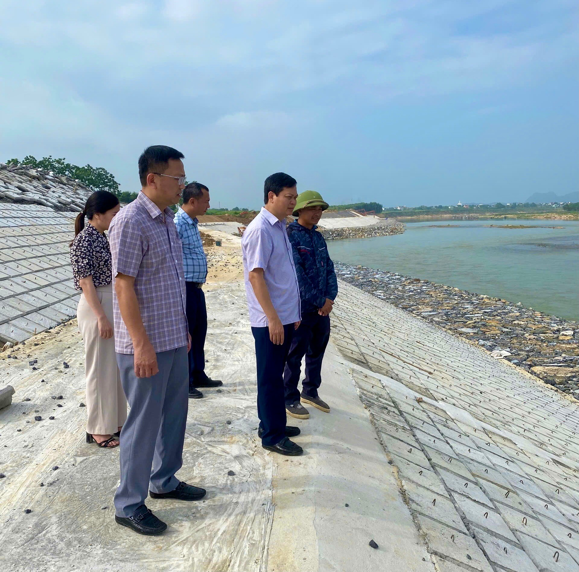 Đồng chí Bí thư Đảng ủy, Chủ tịch HĐND xã Xuân Hòa kiểm tra tiến độ thi công kè Hải Mậu – Hải Thành, quyết tâm hoàn thành trước mùa mưa lũ.