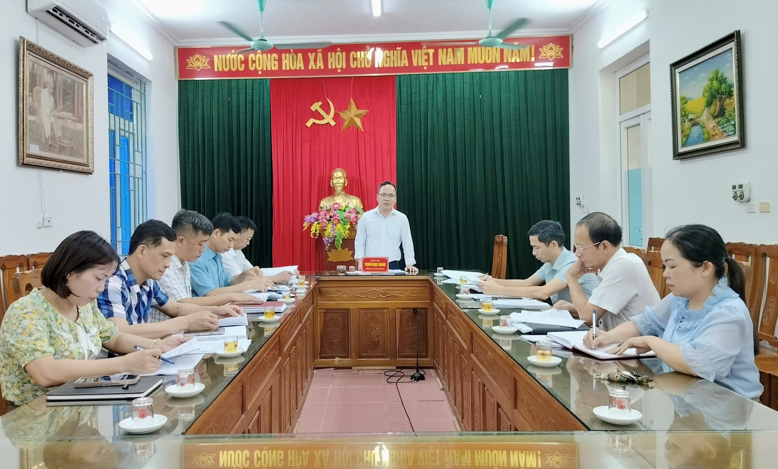 UBND xã Xuân Hòa tổ chức hội nghị đóng góp ý kiến vào dự thảo báo cáo tự kiểm tra việc thực hiện chính quyền địa phương 2 cấp, chuyển đổi số tăng trưởng 2 con số, chuyển đổi số, đánh giá, xếp loại tập thể, cá nhân 