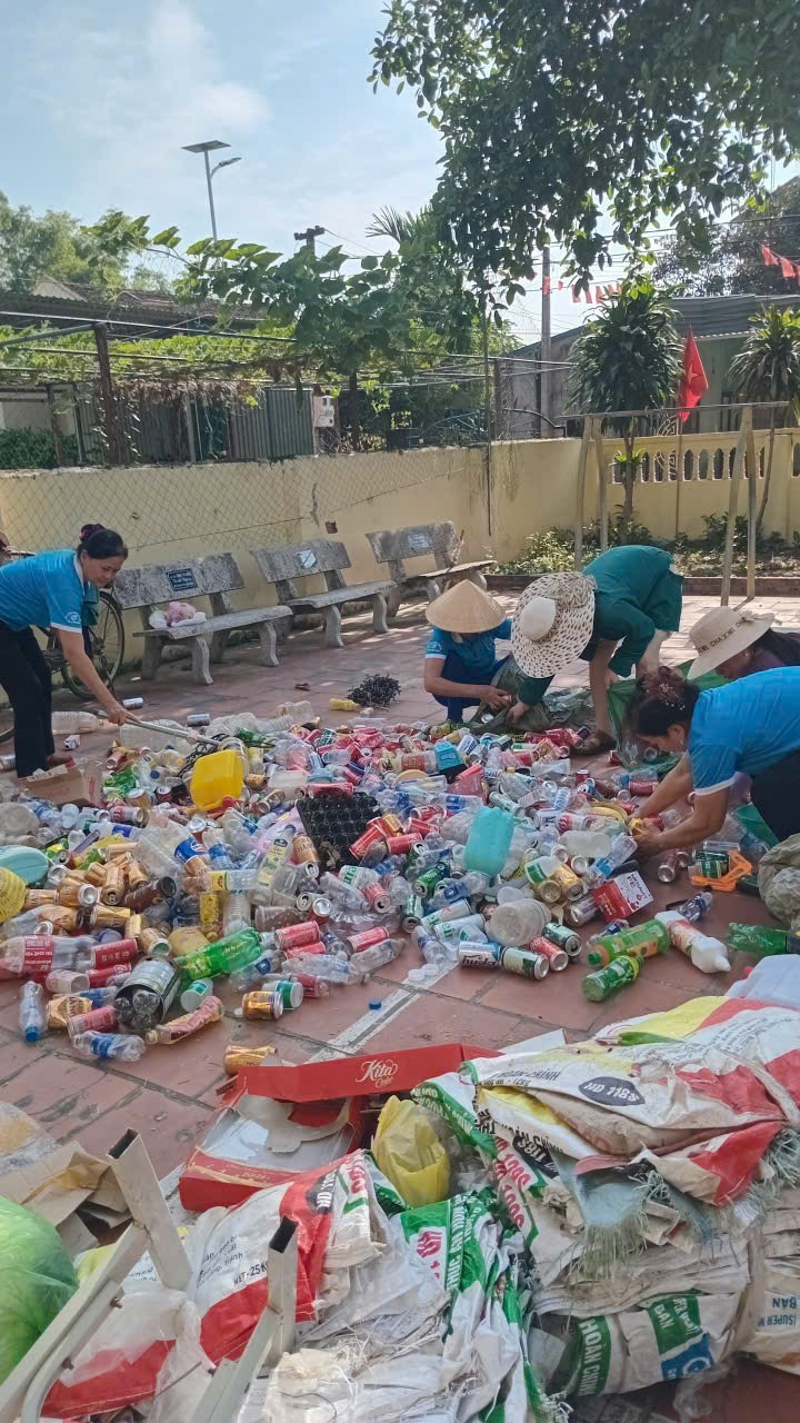 Phụ nữ xã Xuân Hoà tích cực hưởng ứng chương trình “triệu phần quà san sẻ yêu thương”