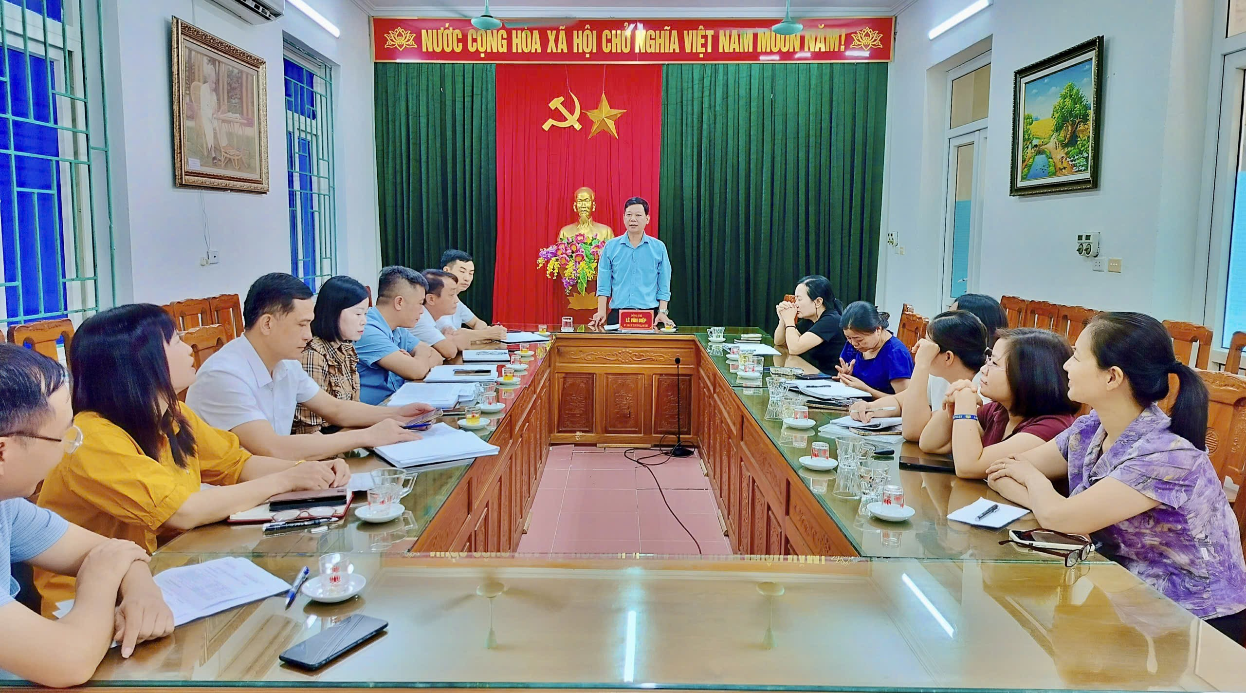 UBND xã Xuân Hòa làm việc với các trường học trên địa bàn về công tác bàn giao chuyên môn, tài chính sau điều động, bổ nhiệm cán bộ quản lý giáo dục.