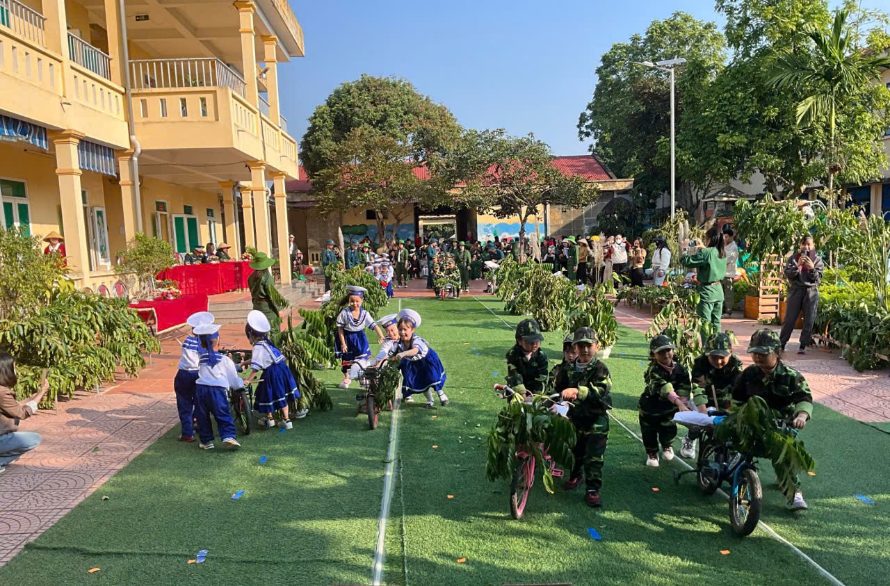 Trường Mầm non Xuân Giang tổ chức chương trình trải nghiệm “Bé tập làm chiến sĩ” 