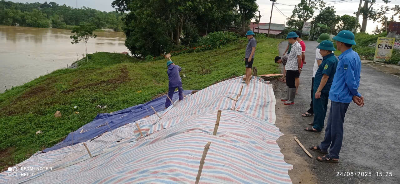  Thọ Xuân tập trung lực lượng xử lý sự cố sạt mái đê và khơi thông dòng chảy phòng, chống bão số 5 năm 2025