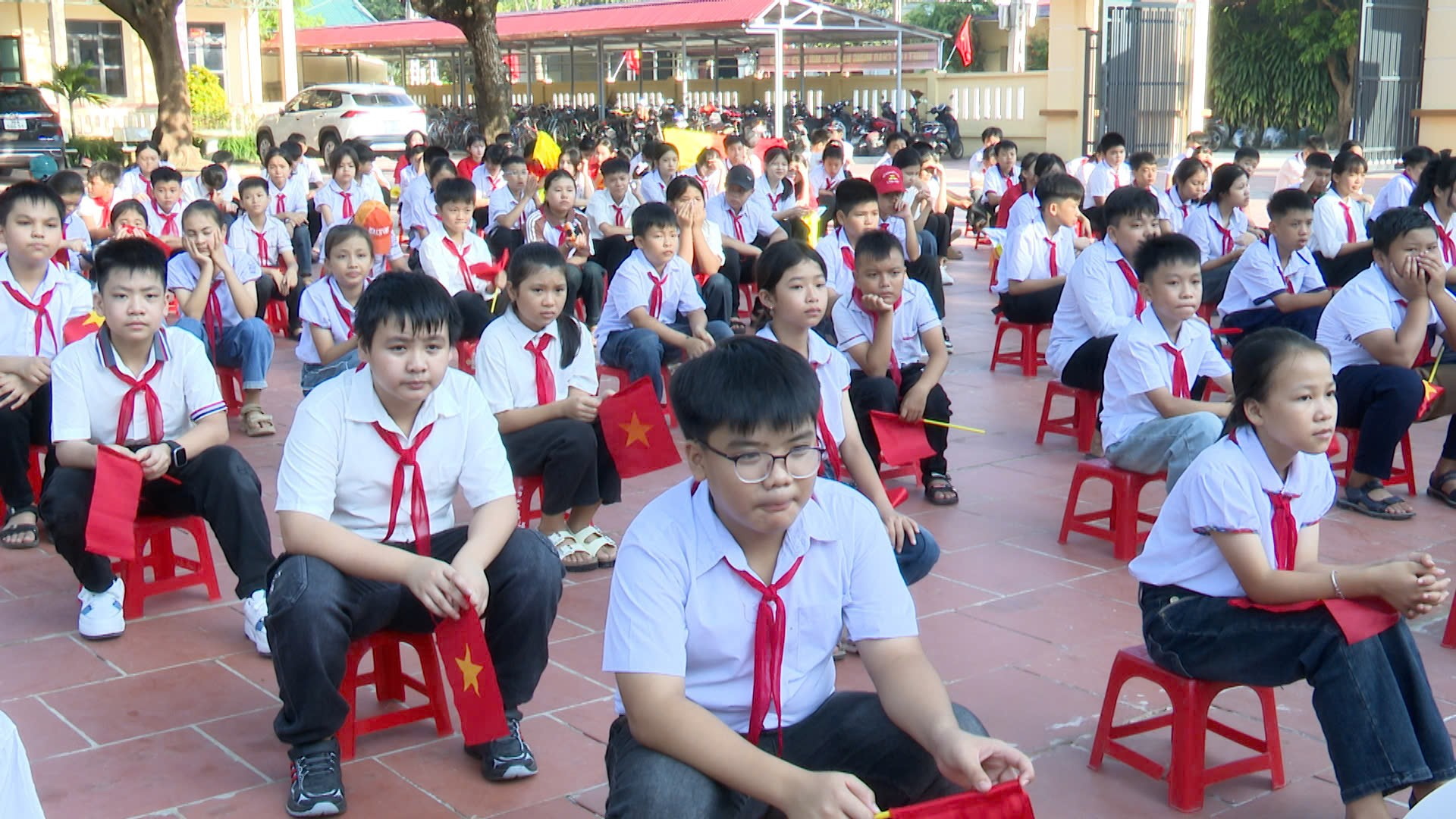 Đồng chí Lê Ngọc Quân, Phó Bí thư Đảng ủy, Chủ tịch UBND xã Thọ Xuân dự Lễ khai giảng năm học 2025-2026 tại Trường THCS Xuân Giang