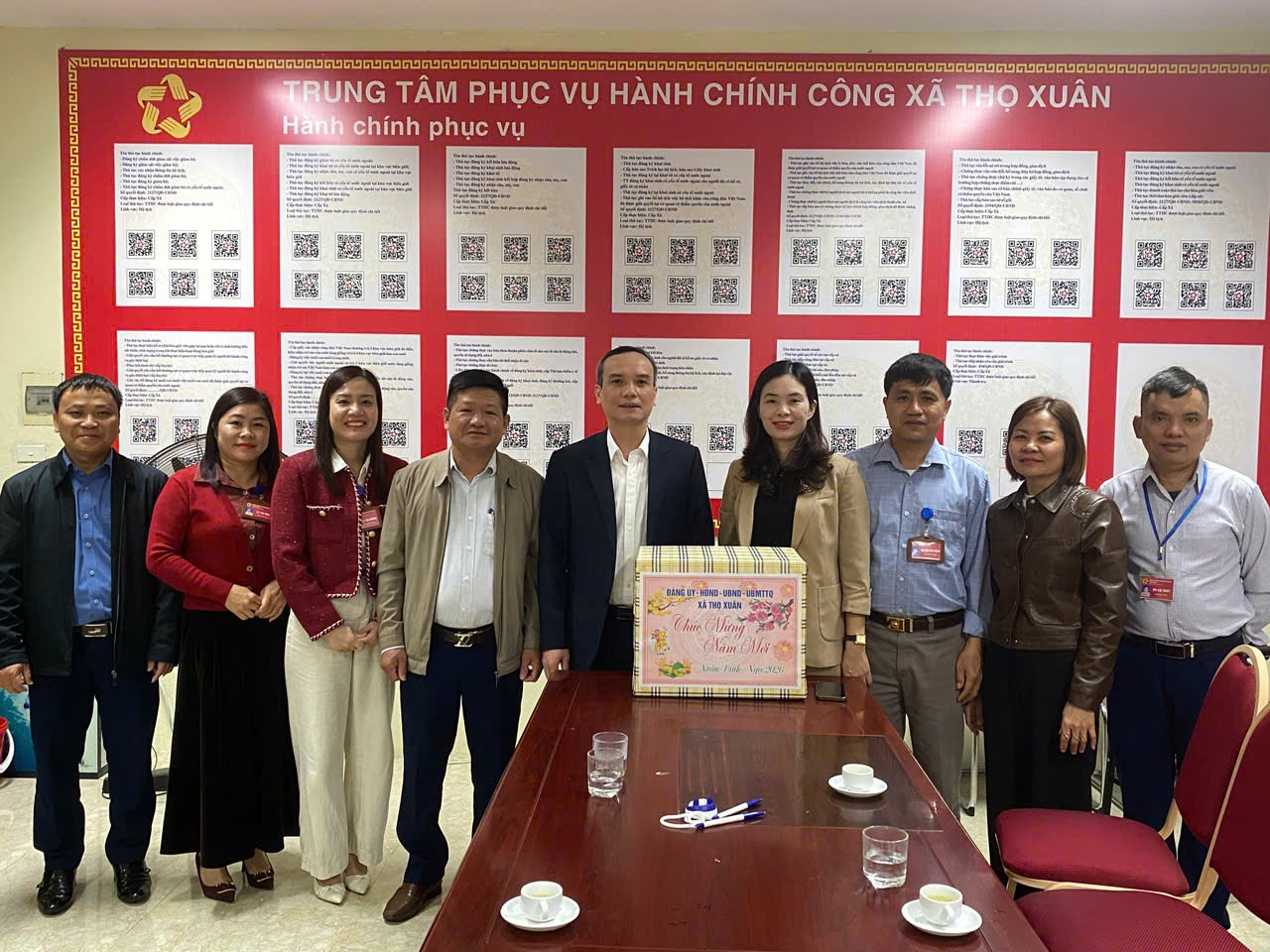 Đồng chí Thái Xuân Cường, Bí thư Đảng ủy xã Thọ Xuân thăm, chúc Tết Trung tâm Phục vụ Hành chính công nhân ngày làm việc đầu năm mới Bính Ngọ 2026