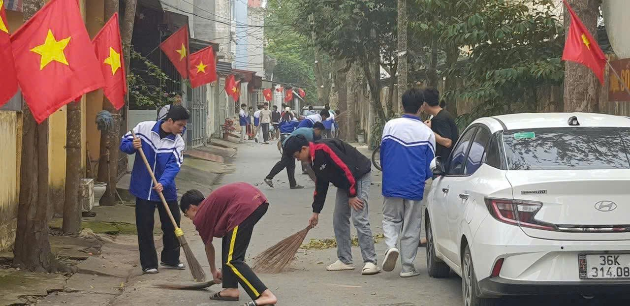 Đoàn viên thanh niên xã Thọ Xuân ra quân tổng dọn vệ sinh môi trường chào mừng ngày bầu cử 15/3