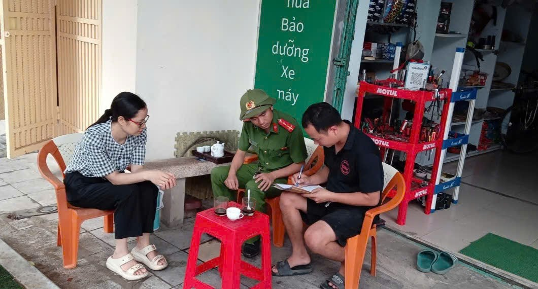 Công an xã Thọ Xuân đẩy mạnh tuyên truyền, tổ chức cho các hộ dân ký cam kết không lấn chiếm lòng đường, hành lang giao thông