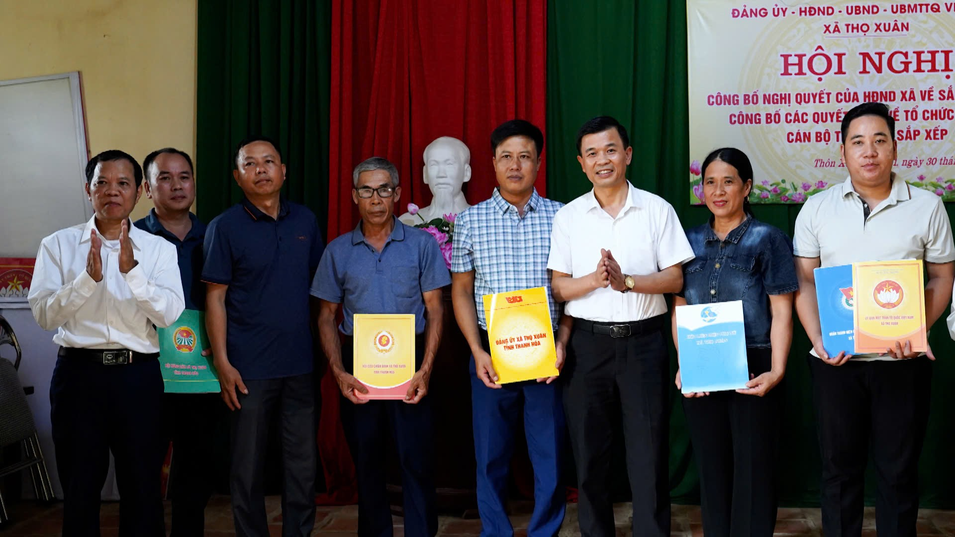Xã Thọ Xuân: Công bố Nghị Quyết của HĐND xã về sắp xếp thôn; công bố các Quyết định về tổ chức bộ máy, cán bộ thôn sau sắp xếp tại 16 thôn mới